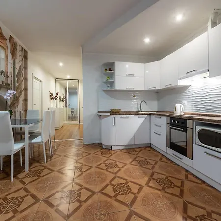 Apartment On Akhmatovoyi 32/18