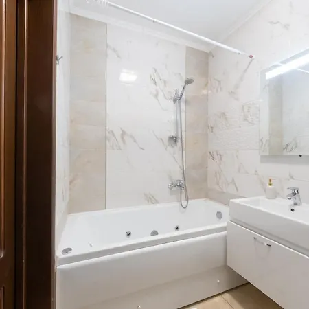 Apartment On Akhmatovoyi 32/18