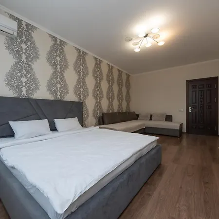 Apartment On Akhmatovoyi 32/18