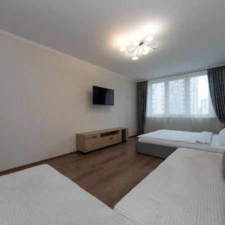 On Akhmatovoyi 32/18 Daire Kiev